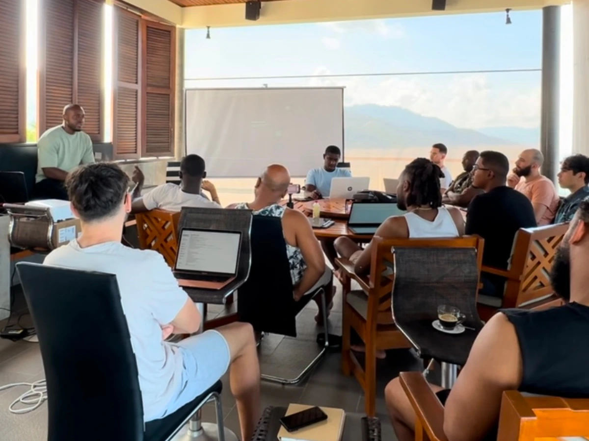 Alpha animant un mastermind à Koh Samui en 2024